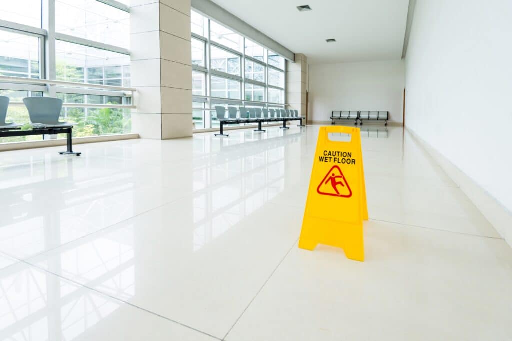 Sign showing warning of wet floor, a significant risk factor of slip and fall injuries.
